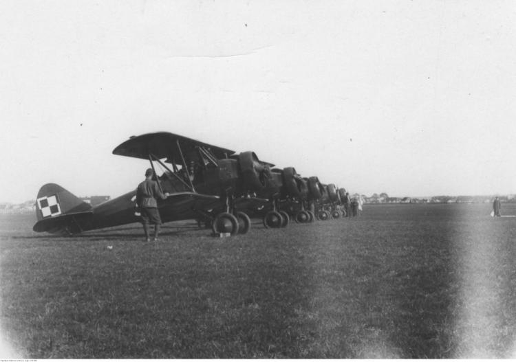 Komendant Centrum Wyszkolenia Oficerów Lotnictwa w Dęblinie ppłk obs. Stefan Sznuk (w oddali) wypuszcza do lotu pierwsze samoloty typu PWS 26. 1937 r. Fot. NAC