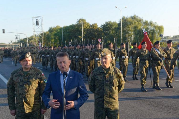 Minister obrony narodowej Mariusz Błaszczak (C) podczas wypowiedzi dla mediów w trakcie próby generalnej defilady wojskowej w Warszawie z okazji Święta Wojska Polskiego. Obok stoją Dowódca Generalny Rodzajów Sił Zbrojnych gen. broni Jarosław Mika (L) oraz dowódca Garnizonu Warszawa gen. brygady Robert Głąb. Fot. PAP/J. Kamiński