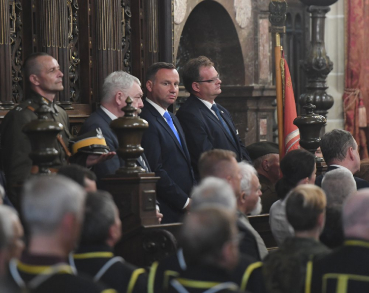 Prezydent Andrzej Duda (2P), szef Urzędu ds. Kombatantów i Osób Represjonowanych Jan Józef Kasprzyk (P) i prezydent Krakowa Jacek Majchrowski (3P) uczestniczą w mszy świętej w katedrze wawelskiej w intencji ojczyzny i marszałka Józefa Piłsudskiego. Fot. PAP/J. Bednarczyk