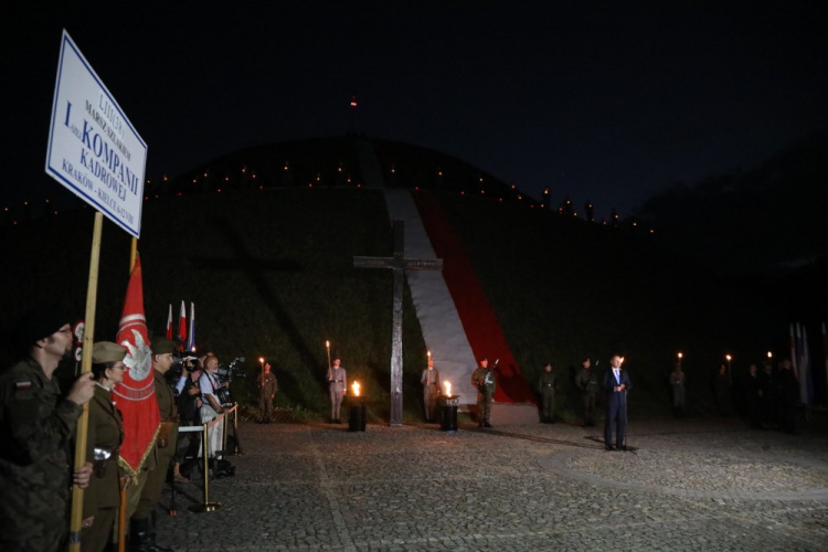 Prezydent Andrzej Duda uczestniczy w uroczystym capstrzyku pod kopcem Piłsudskiego na wzgórzu Sowiniec w ramach uroczystości związanych z 53. Marszem Szlakiem I Kompanii Kadrowej. Fot. PAP/J. Bednarczyk