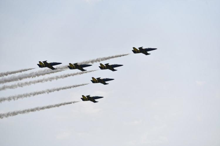 Łotewskie samoloty L-39 albatros w trakcie pokazu podczas konferencji prasowej nt. Międzynarodowych Pokazów Lotniczych Air Show 2018 w Radomiu. 20.08.2018. Fot. PAP/P. Polak