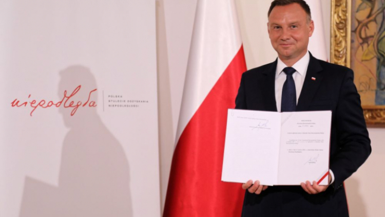 Prezydent Andrzej Duda podpisał ustawę o Medalu Stulecia Odzyskanej Niepodległości. Fot. PAP/J. Bednarczyk