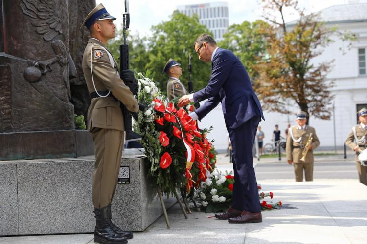 Premier Mateusz Morawiecki składa kwiaty przed pomnikiem Marszałka Józefa Piłsudskiego. Fot. PAP/R. Guz