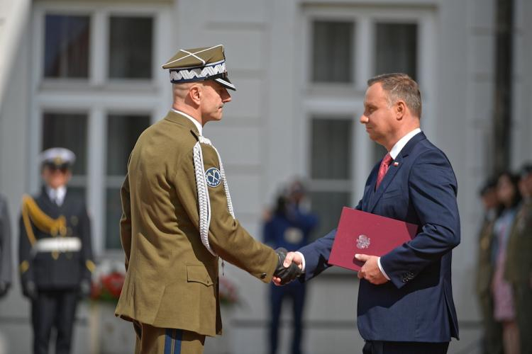 Szef Sztabu Generalnego gen. broni Rajmund Andrzejczak (L) otrzymał akt wskazania na naczelnego dowódcę na czas wojny z rąk prezydenta RP, zwierzchnika Sił Zbrojnych Andrzeja Dudy (P). Fot. PAP/M. Obara