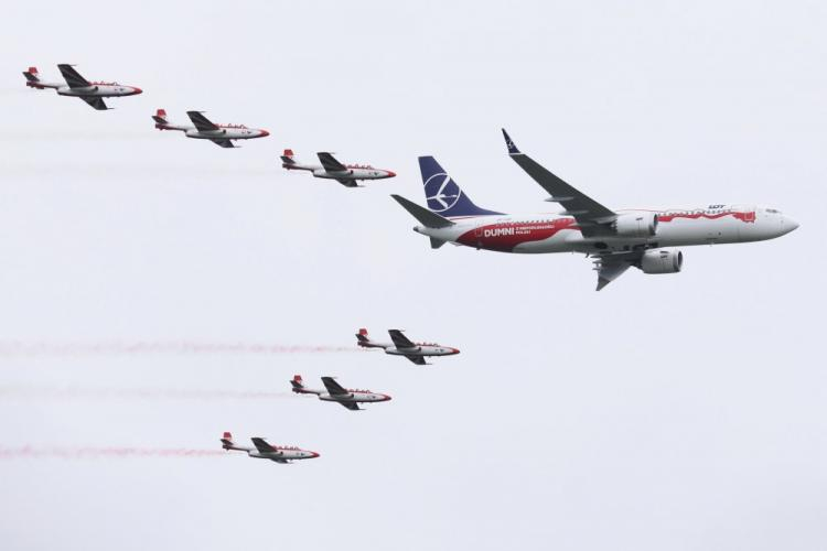 Przelot Boeinga 737 MAX w narodowych barwach i biało-czerwonych Iskier podczas Międzynarodowych Pokazów Lotniczych Air Show w Radomiu. Fot. PAP/L. Szymański