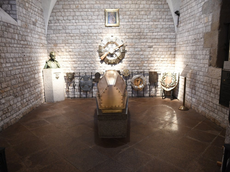 Metalowy sarkofag, w którym znajduje się trumna z ciałem marszałka Józefa Piłsudskiego powrócił po renowacji do wyremontowanej krypty pod Wieżą Srebrnych Dzwonów na Wawelu. Fot. PAP/J. Bednarczyk