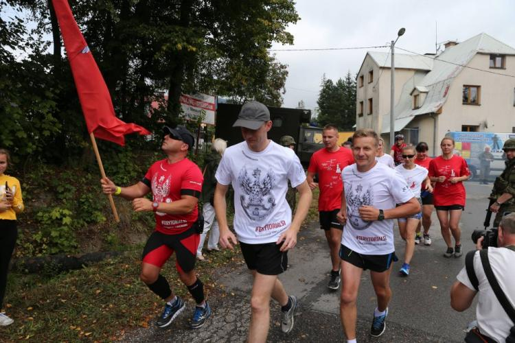 Sztafeta żołnierzy Wojsk Obrony Terytorialnej upamiętniająca 100. rocznicę odzyskania niepodległości przez Polskę - start grupy zadaniowej ŹRÓDŁO z Wisły. Fot. PAP/A. Grygiel