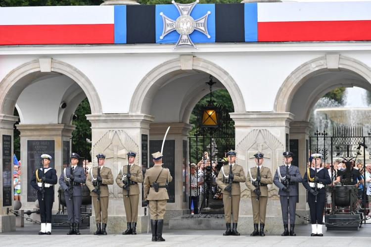 Uroczysta zmiana posterunku honorowego przed Grobem Nieznanego Żołnierza. Fot. PAP/B. Zborowski