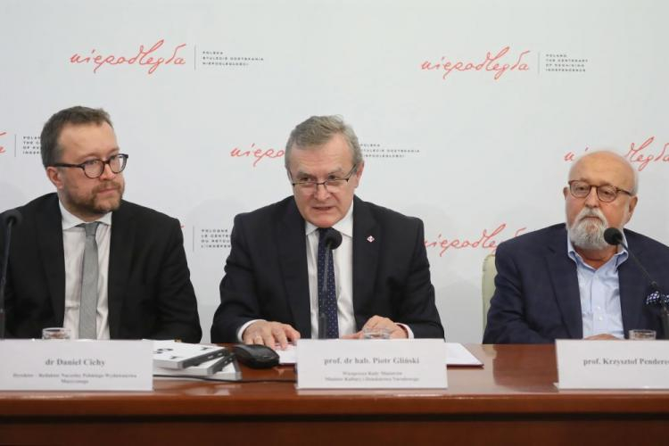 Warszawa, 18.09.2018. Kompozytor Krzysztof Penderecki (P), wicepremier, minister kultury Piotr Gliński (C) i dyrektor Polskiego Wydawnictwa Muzycznego dr Daniel Cichy (L) podczas konferencji prasowej zapowiadającej projekt „100 na 100. Muzyczne dekady wolności", Fot. PAP/P. Supernak