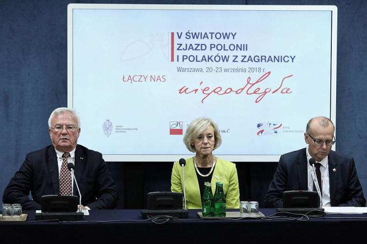 Prezes Stowarzyszenia „Wspólnota Polska” Dariusz Bonisławski (P), prezydent Europejskiej Unii Wspólnot Polonijnych Tadeusz Pilat (L) i przewodnicząca Rady Polonii Świata Teresa Berezowska (C) podczas konferencji prasowej podsumowującej V Światowy Zjazd Polonii i Polaków z Zagranicy w Warszawie. Fot. PAP/T. Gzell