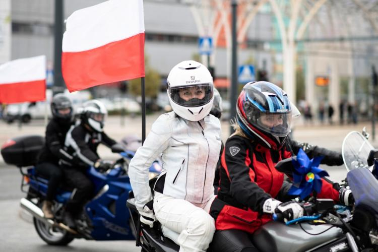 Łódź, 23.09.2018. Paradą kilkuset maszyn udekorowanych biało-czerwonymi flagami łódzcy motocykliści uczcili 100-lecie odzyskania niepodległości Polski. Fot. PAP/G. Michałowski