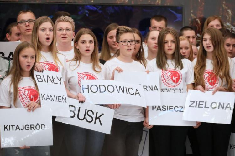 Spotkanie z organizatorami i wolontariuszami akcji ratowania polskich cmentarzy na Kresach „Mogiłę pradziada ocal od zapomnienia”. PAP/P. Supernak Spotkanie z organizatorami i wolontariuszami akcji ratowania polskich cmentarzy na Kresach „Mogiłę pradziada ocal od zapomnienia”. PAP/P. Supernak