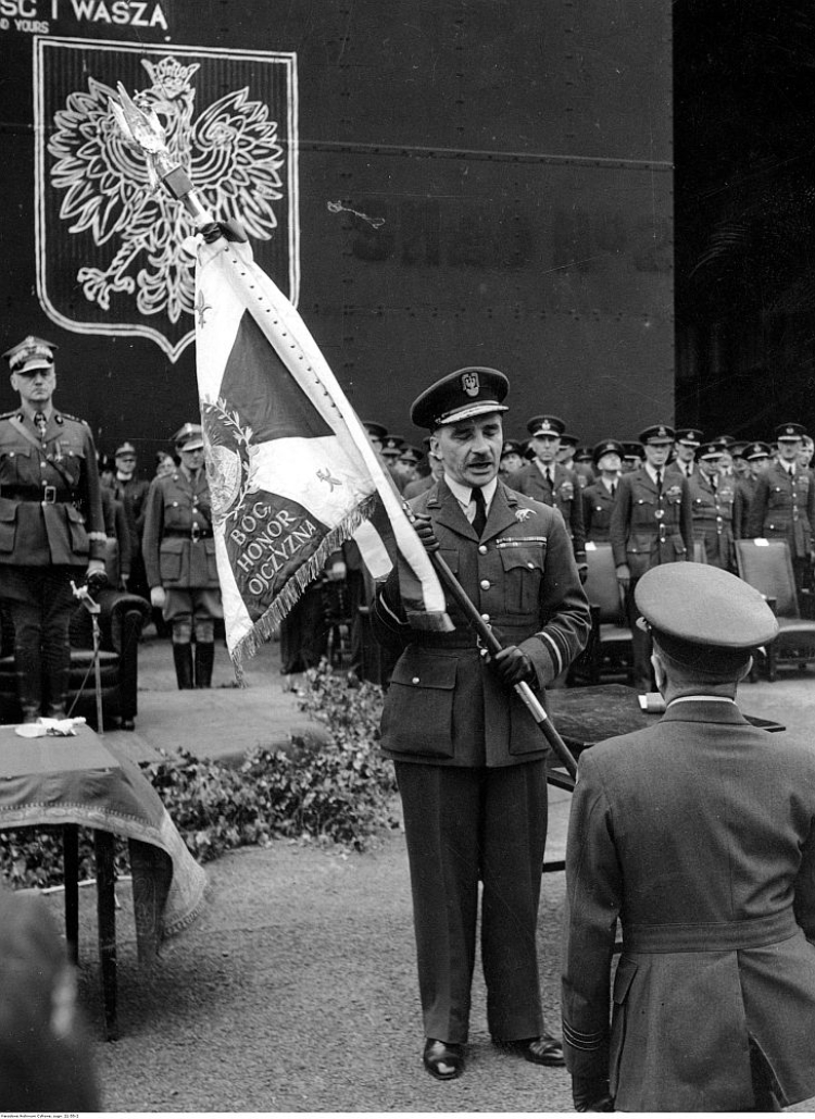 Inspektor generalny Polskich Sił Powietrznych gen. Stanisław Ujejski przekazuje sztandar dowódcy 300 dywizjonu bombowego; widoczny m.in. premier RP i Naczelny Wódz gen. Władysław Sikorski (z lewej). Swinderby, 07.1941. Fot. NAC