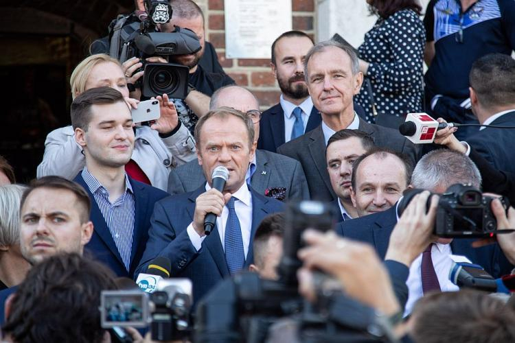Przewodniczący Rady Europejskiej Donald Tusk (C) podczas spotkania z mieszkańcami na Rynku Głównym w Krakowie. Fot. PAP/Jan Graczyński