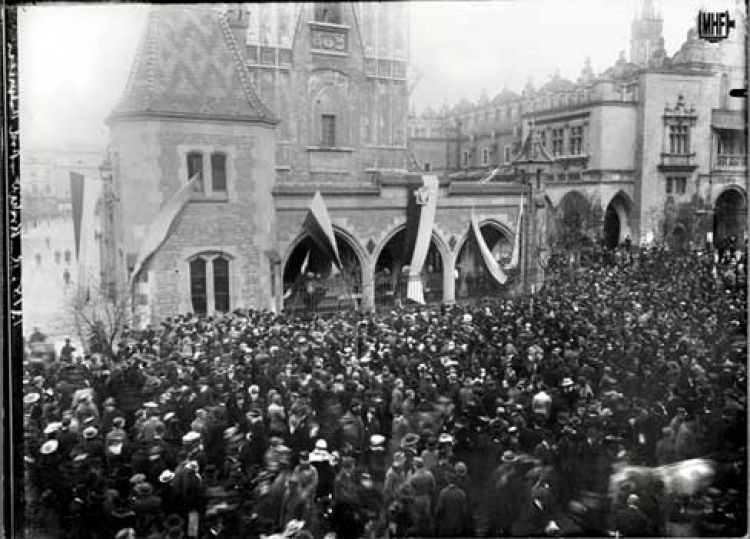 Zgromadzenie krakowian pod odwachem, po przejęciu warty przez oddział Wojska Polskiego - 31 X 1918. Źródło: Muzeum Historii Fotografii