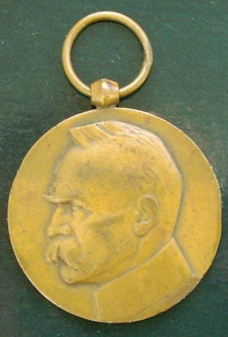Awers Medalu Dziesięciolecia Odzyskanej Niepodległości, ustanowionego 27 września 1928 r. Źródło: Wikipedia Commons