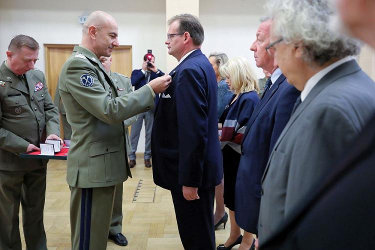 Szef Sztabu Generalnego Wojska Polskiego generał broni Rajmund T. Andrzejczak (C-L) uhonorował medalem z okazji 100-lecia SG WP szefa Urzędu do Spraw Kombatantów i Osób Represjonowanych Jana Józefa Kasprzyka (C-P). Fot. PAP/L. Szymański