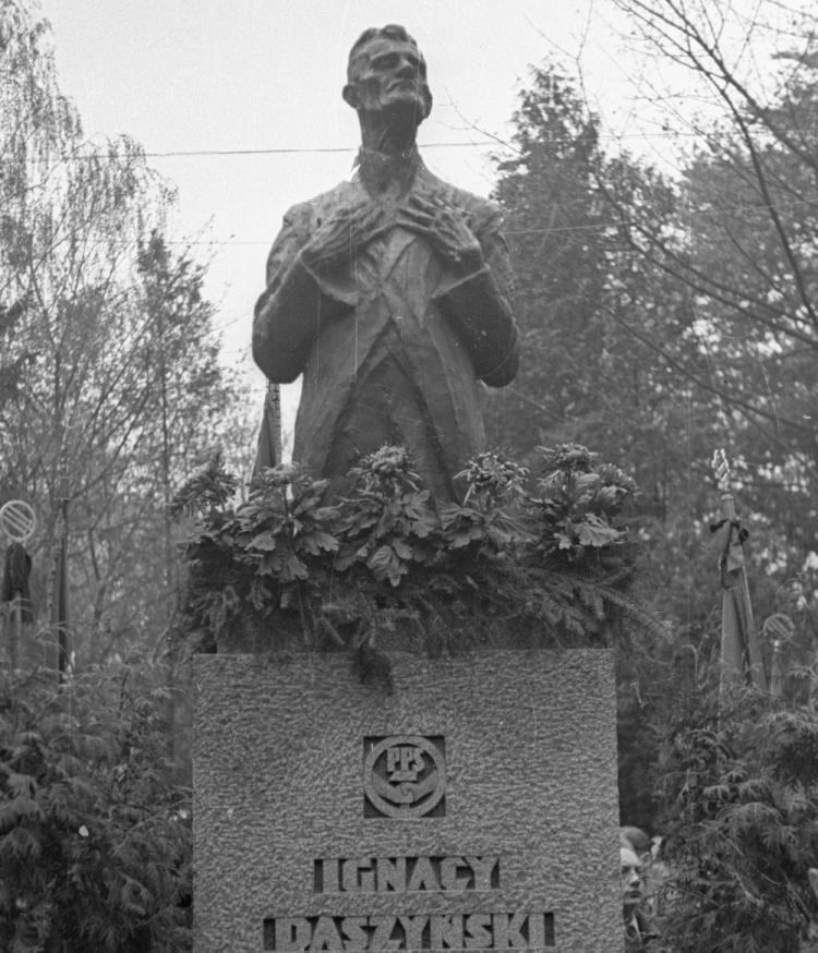 Kraków, 1947-11-02. Pomnik Ignacego Daszyńskiego na Cmentarzu Rakowickim. Fot. PAP/CAF