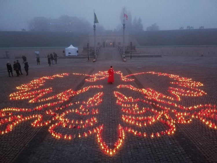 Biało-czerwony orzeł w Twierdzy Kijowskiej na Święto Niepodległości. Źródło: Ambasada RP na Ukrainie Biało-czerwony orzeł w Twierdzy Kijowskiej na Święto Niepodległości. Źródło: Ambasada RP na Ukrainie