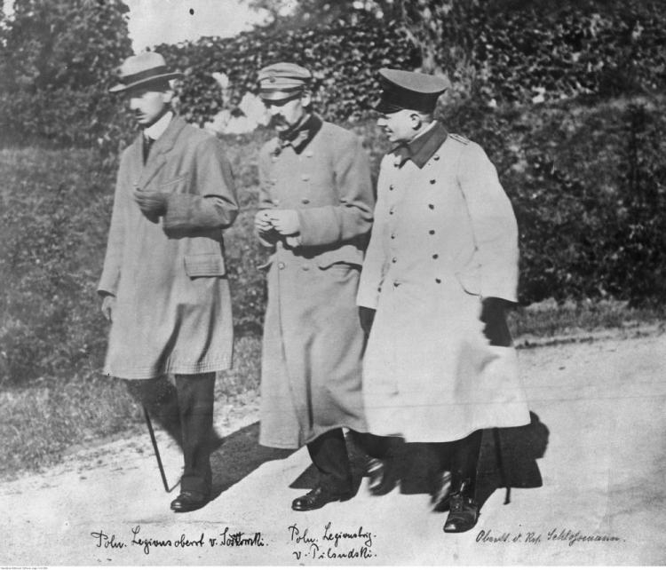 Józef Piłsudski, Kazimierz Sosnkowski i oficer armii niemieckiej Schlossmann w czasie spaceru na terenie twierdzy w Magdeburgu. Fot. NAC Józef Piłsudski, Kazimierz Sosnkowski i oficer armii niemieckiej Schlossmann w czasie spaceru na terenie twierdzy w Magdeburgu. Fot. NAC