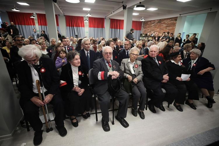 Uczestnicy Powstania Warszawskiego Wanda Traczyk-Stawska (2L), Anna Przedpełska-Trzeciakowska ps. "Grodzka" (4L), Zofia Gordon ps. „Iskra” (2P), łączniczka w Powstaniu Warszawskim Zofia Czekalska ps. „Sosenka” (P) podczas spotkania w Domu Wsparcia. Warszawa, 11.11.2018. Fot. PAP/L. Szymański