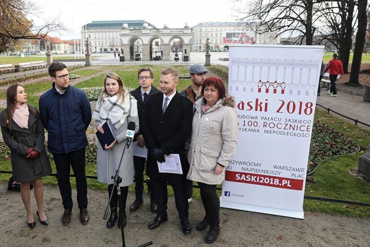 Prezes Stowarzyszenia Saski 2018 Jerzy Bombczyński (3P) oraz  Aneta Chałuś (L), Baciej Budzýński (2L), Maria Wardzyńska (3L), Mariusz Banaś (4L), Jakub Celejewski (2P) i Joanna Borowska (P) podczas briefingu prasowego w okolicy Grobu Nieznanego Żołnierza w Warszawie. Fot. PAP/T. Gzell