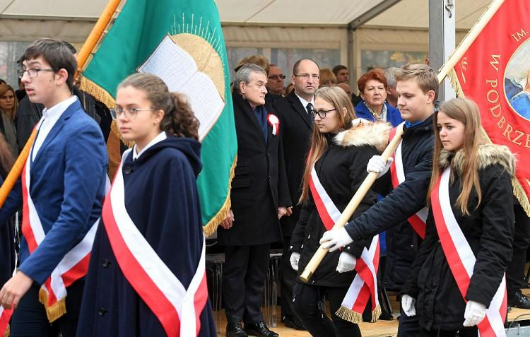 Wicepremier, minister kultury Piotr Gliński (C) podczas uroczystości zawieszenia wiechy w muzeum im. Józefa Piłsudskiego w Sulejówku. Fot. PAP/P. Nowak