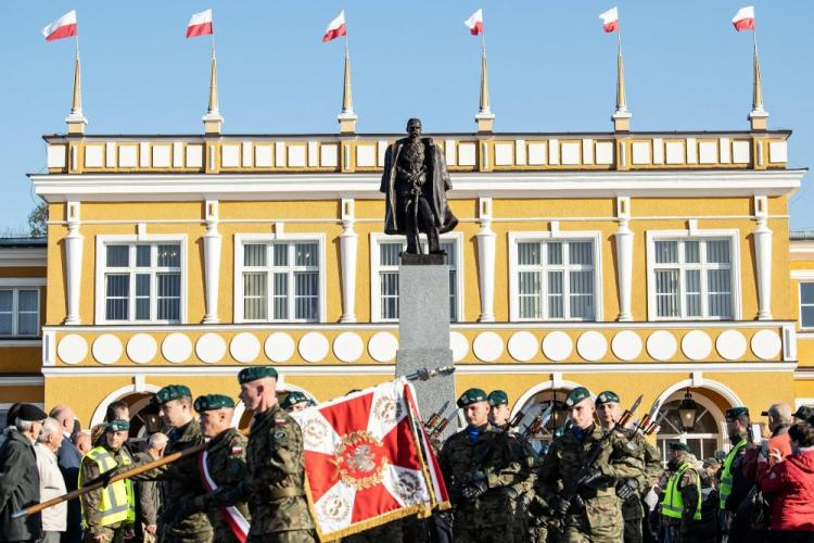 Uroczystość odsłonięcia pomnika Marszałka Józefa Piłsudskiego na placu przed Klubem Batalionowym w Zamościu. Fot. PAP/W. Pacewicz