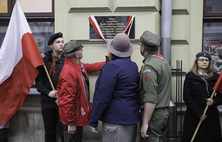 Odsłonięcie tablicy upamiętniającej 100. rocznicę powstania ZHP na gmachu Teatru Dramatycznego im. Juliusza Osterwy w Lublinie. Fot. PAP/W. Jargiło