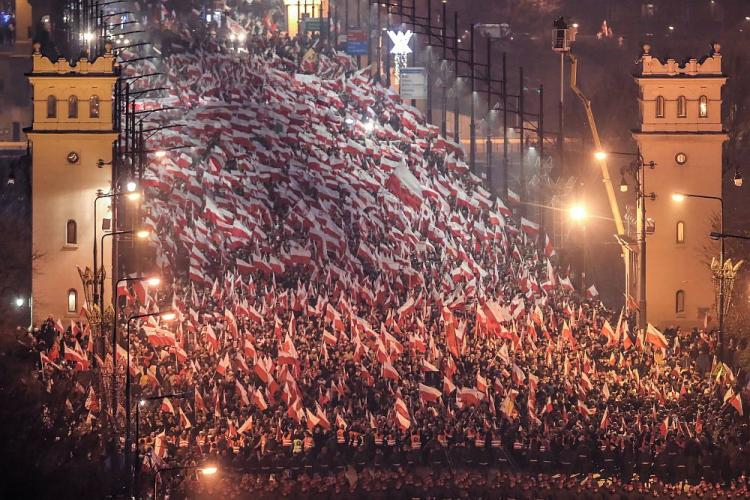 Uczestnicy marszu zorganizowanego przez Stowarzyszenie Marsz Niepodległości przechodzą przez Most Poniatowskiego w Warszawie. 11.11.2018. Fot. PAP/L. Szymański