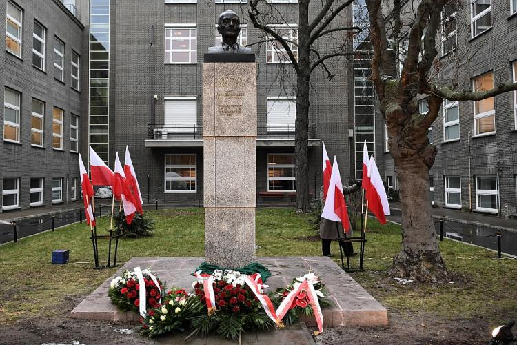 Odsłonięcie pomnika prezydenta Ignacego Mościckiego przed gmachem Technologii Chemicznej Politechniki Warszawskiej. Fot. PAP/R. Pietruszka