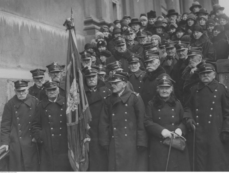 67 rocznica wybuchu Powstania Styczniowego. Grupa weteranów opuszcza kościół św. Krzyża po nabożeństwie. Widoczni m.in: Antoni (stoi za kobietą weteranem) i Arkadiusz (stoi po lewej ręce kobiety weterana) Strzałeccy, Maria Bentkowska. Źródło NAC 67 rocznica wybuchu Powstania Styczniowego. Grupa weteranów opuszcza kościół św. Krzyża po nabożeństwie. Widoczni m.in: Antoni (stoi za kobietą weteranem) i Arkadiusz (stoi po lewej ręce kobiety weterana) Strzałeccy, Maria Bentkowska. Źródło NAC