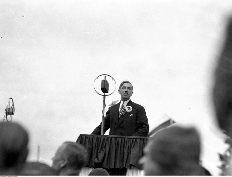 Eugeniusz Kwiatkowski przemawia podczas obchodów Święta Morza w Gdyni. 1932 r. Fot. NAC