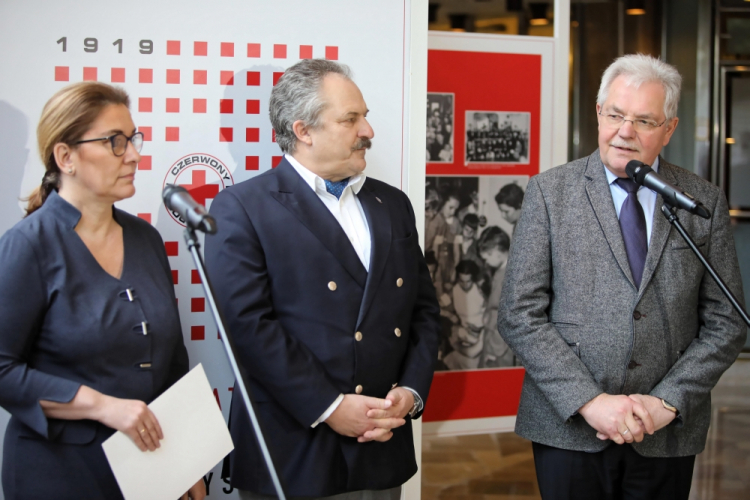 Warszawa, 20.02.2019. Przewodniczący Parlamentarnego Zespołu Polskiego Czerwonego Krzyża poseł Marek Jakubiak (C), prezes PCK Stanisław Kracik (P), wicemarszałek Sejmu Beata Mazurek (L) podczas wernisażu jubileuszowej wystawy PCK "Od 100 lat wszędzie dla wszystkich", 20 bm. w Sejmie. (ls/awol) PAP/Leszek Szymański