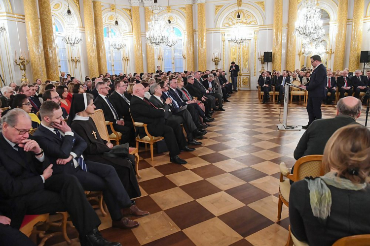 Naczelny Dyrektor Archiwów Państwowych Paweł Pietrzak (P) przemawia podczas Gali Archiwisty na Zamku Królewskim. Fot. PAP/P. Nowak