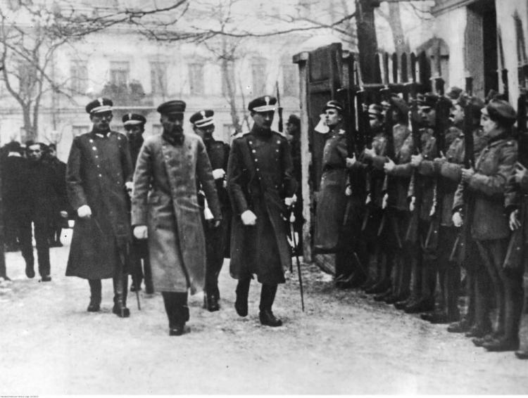 Naczelnik Państwa Józef Piłsudski w drodze na otwarcie pierwszego posiedzenia Sejmu Ustawodawczego mija oddział wojskowy. 10.02.1919. Fot. NAC Naczelnik Państwa Józef Piłsudski w drodze na otwarcie pierwszego posiedzenia Sejmu Ustawodawczego mija oddział wojskowy. 10.02.1919. Fot. NAC