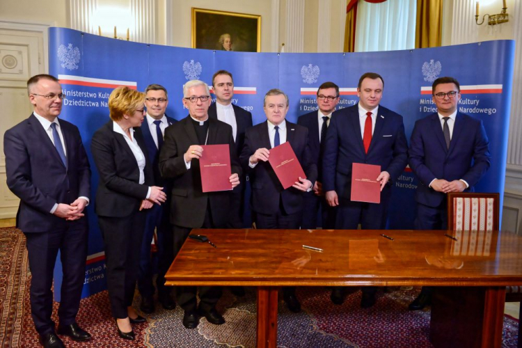 Wicepremier, minister kultury Piotr Gliński (4P), arcybiskup Metropolita Katowicki Wiktor Skworc (6P), prezydent Miasta Katowice Marcin Krupa (P), marszałek Województwa Śląskiego Jakub Chełstowski (2P), wiceminister kultury Jarosław Sellin (L), eurodeputowana Jadwiga Wiśniewska (2L), poseł PiS Jerzy Polaczek (3P), ksiądz Łukasz Gaweł (5P) oraz wojewoda śląski Jarosław Wieczorek (3L). Fot. PAP/J. Kamiński Wicepremier, minister kultury Piotr Gliński (4P), arcybiskup Metropolita Katowicki Wiktor Skworc (6P), prezydent Miasta Katowice Marcin Krupa (P), marszałek Województwa Śląskiego Jakub Chełstowski (2P), wiceminister kultury Jarosław Sellin (L), eurodeputowana Jadwiga Wiśniewska (2L), poseł PiS Jerzy Polaczek (3P), ksiądz Łukasz Gaweł (5P) oraz wojewoda śląski Jarosław Wieczorek (3L). Fot. PAP/J. Kamiński