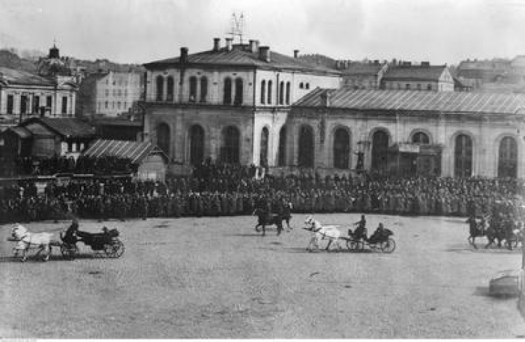 22 kwietnia 1919 r. Przybycie Naczelnika Państwa Józefa Piłsudskiego do Wilna. Powitanie na dworcu kolejowym. Źródło: NAC