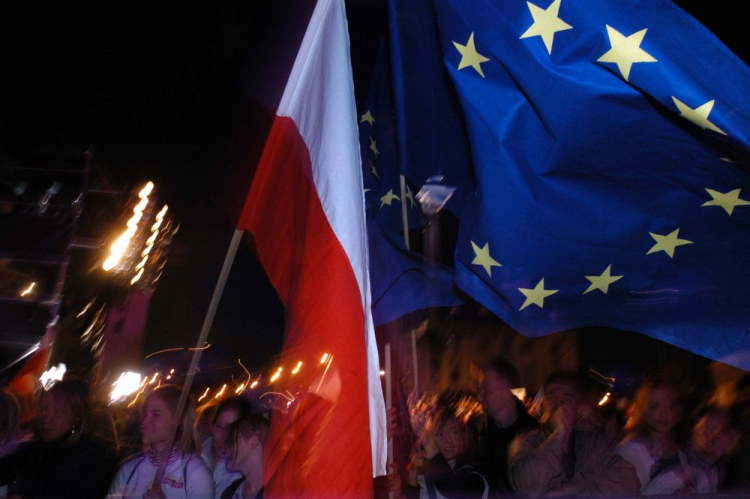 Warszawa, 01.05.2004 r. Flagi Polski i Unii Europejskiej na Placu Zamkowym podczas koncertu "Welcome Europe", z w Warszawie w związku z przystąpieniem Polski do Unii Europejskiej. PAP/J. Turczyk Warszawa, 01.05.2004 r. Flagi Polski i Unii Europejskiej na Placu Zamkowym podczas koncertu "Welcome Europe", z w Warszawie w związku z przystąpieniem Polski do Unii Europejskiej. PAP/J. Turczyk