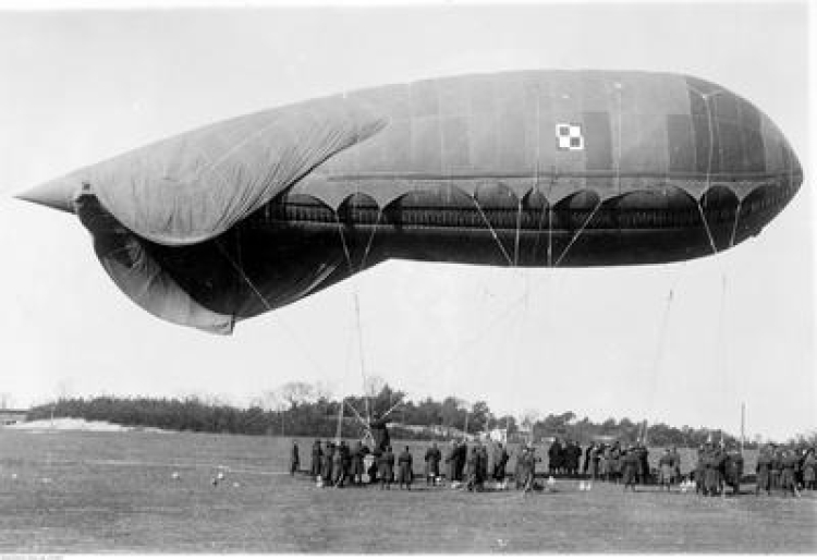 Wojskowy balon obserwacyjny przygotowywany do startu. Źródło: NAC
