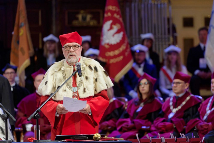 Prof. dr hab. Andrzej Lesicki, rektor Uniwersytetu im. Adama Mickiewicza w Poznaniu (C) podczas uroczystego posiedzenia senatów UAM, UMP, UPP i AWF w ramach obchodów 100-lecia Uniwersytetu Poznańskiego. Fot. PAP/J. Kaczmarczyk