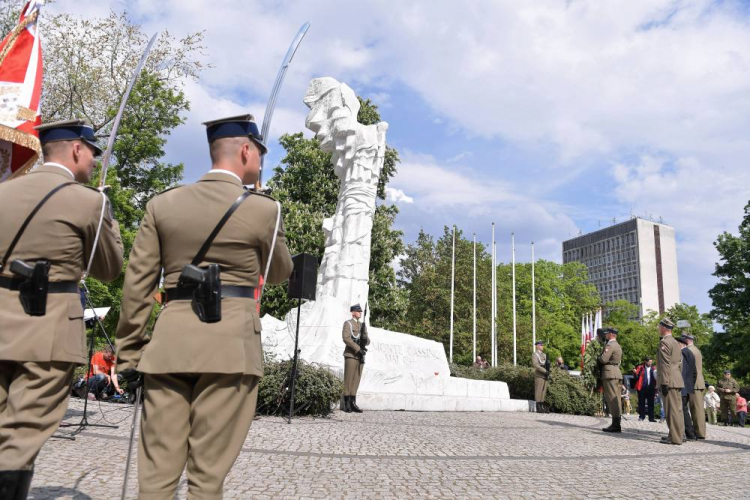 Uroczystości przed pomnikiem Bitwy o Monte Cassino, organizowane przez Urząd do Spraw Kombatantów i Osób Represjonowanych połączone z upamiętnieniem 84. rocznicy śmierci Marszałka Józefa Piłsudskiego oraz 49. rocznicy śmierci Generała Władysława Andersa. PAP/M. Obara