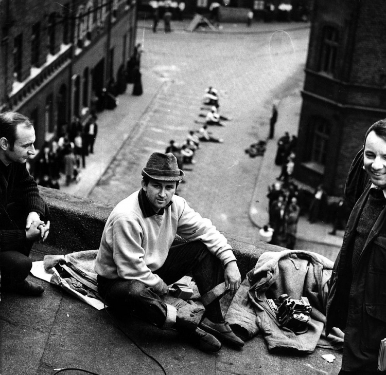 Reżyser Kazimierz Kutz (C) podczas realizacji filmu „Sól ziemi czarnej”. 1969 r.  Fot. PAP/CAF/S. Jakubowski