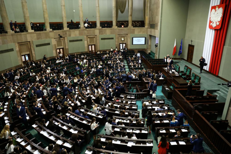 Uczestnicy XXV Posiedzenia Sejmu Dzieci i Młodzieży na sali posiedzeń. Fot. PAP/R. Guz