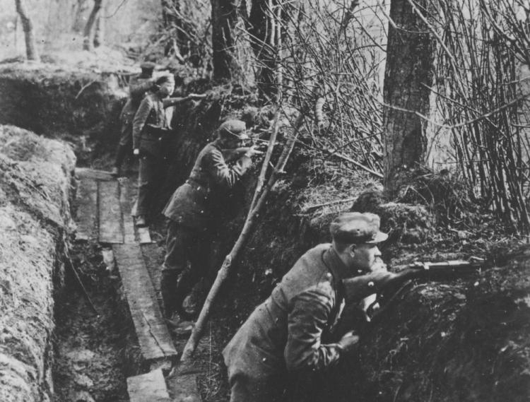 Legioniści w okopach na pozycjach strzeleckich na froncie wschodnim nad Styrem - pozycje pod Kostiuchnówką. Źródło: NAC