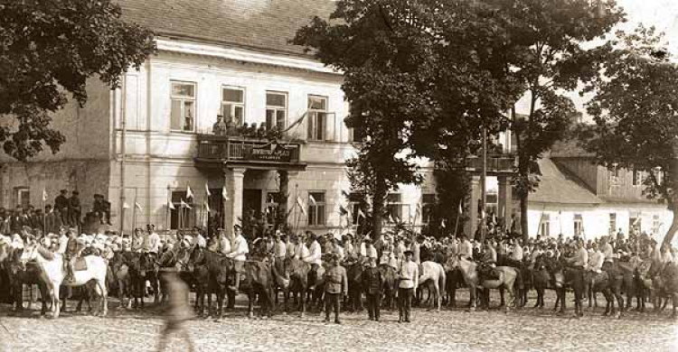Sejny, 1920 r. Defilada polskiej kawalerii. Źródło: Wikipedia Commons