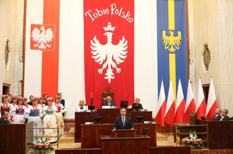 Prezydent RP Andrzej Duda (C) przemawia podczas XI uroczystej sesji Sejmiku Województwa Śląskiego. Fot. PAP/A. Grygiel