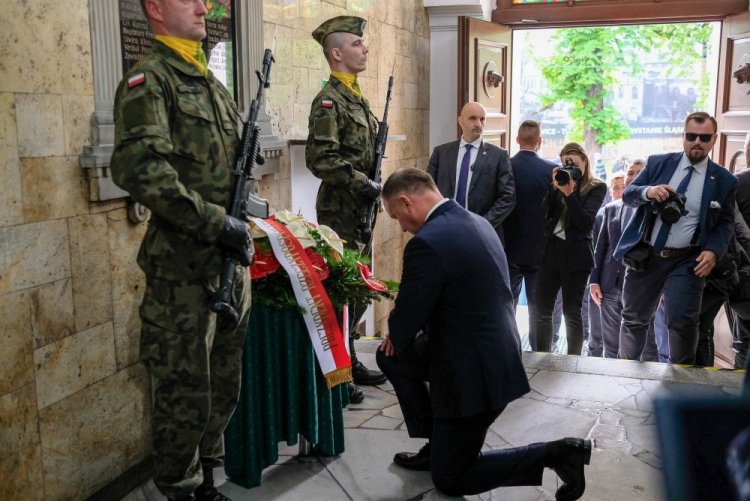 Prezydent Andrzej Duda składa kwiaty przed tablicą upamiętniającą Powstańców Śląskich z Mysłowic i okolic. Fot. PAP/H. Bardo
