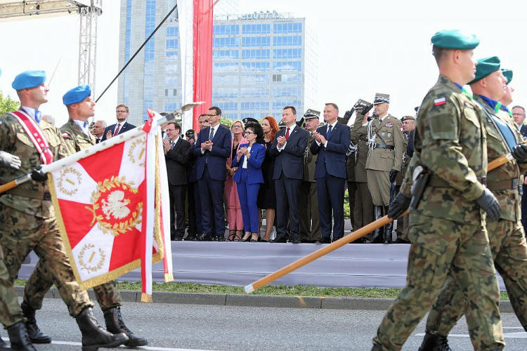 Szef MSWiA Mariusz Kamiński (L), premier Mateusz Morawiecki (2L), marszałek Sejmu Elżbieta Witek (3L), minister obrony narodowej Mariusz Błaszczak (4L), prezydent Andrzej Duda (5L), szef Sztabu Generalnego Wojska Polskiego gen. Rajmund Andrzejczak (6L) podczas defilady „Wierni Polsce” w Katowicach. Fot. PAP/A. Grygiel