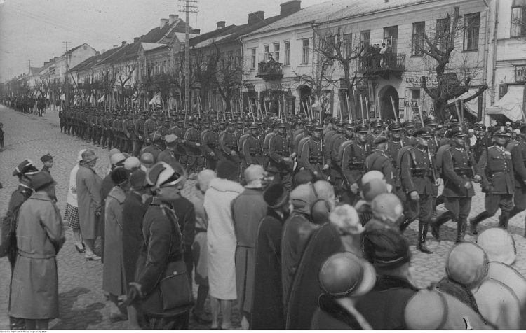 Święto 41 Suwalskiego Pułku Piechoty Józefa Piłsudskiego w Suwałkach. 1928 r. Fot. NAC